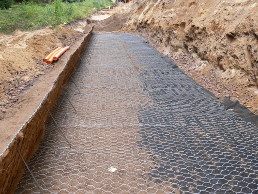 Troskovice, Droga III/28115, strome zbocze z gruntu zbrojonego