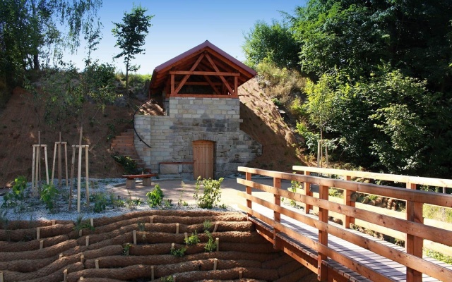 Ochrona przeciwerozyjna zbocza wokół zabytkowej piwnicy w Poříčí koło Litomyšla