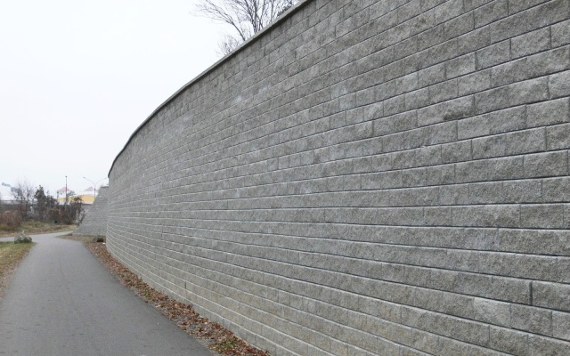 Mury oporowe w systemie Tensartech TW1 i zbrojone strome skarpy w Bučovicach