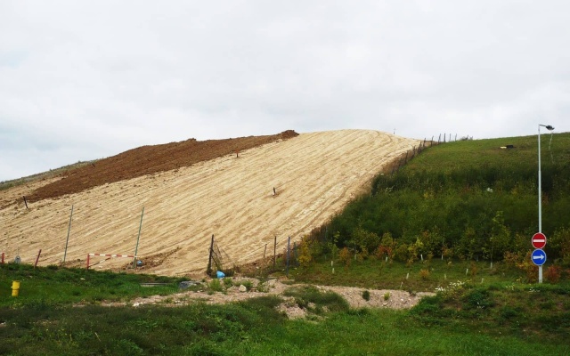 Drenażowy system i wzmocnienie warstwy rekultywacyjnej na składowisku w Pradze-Ďáblicach