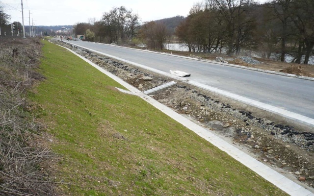 Odvodnienie korpusu nasypu przebudowanej drogi w Roztokach koło Pragi