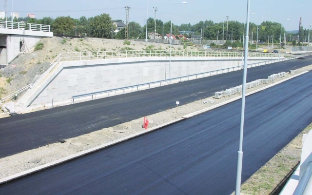 Mur oporowy z wielkoformatowych paneli na autostradzie D47 w Ostrawie (rampa 8 węzła Rudná)