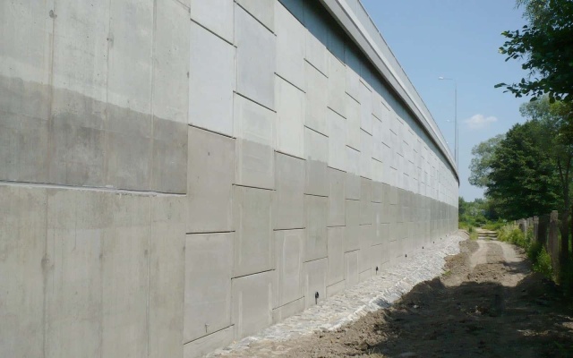 Mur oporowy z wielkoformatowych paneli w Ostrawie (przy Zeleninie)