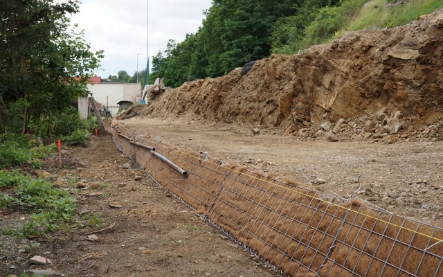 Jemnice, zbrojony nasyp pod drogą