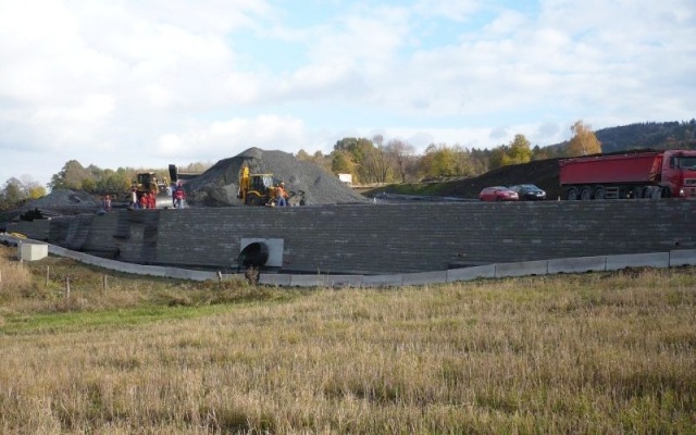 Mur oporowy z systemu Tensartech TW1 na drodze I/48 Rychaltice – Frýdek-Místek