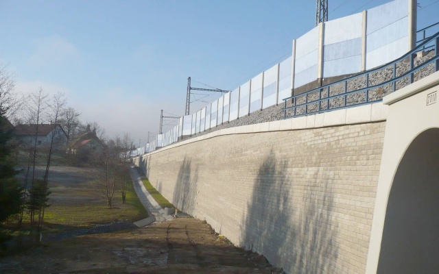Mur oporowy z systemu Tensartech TW1 na korytarzu kolejowym Votice – Benešov