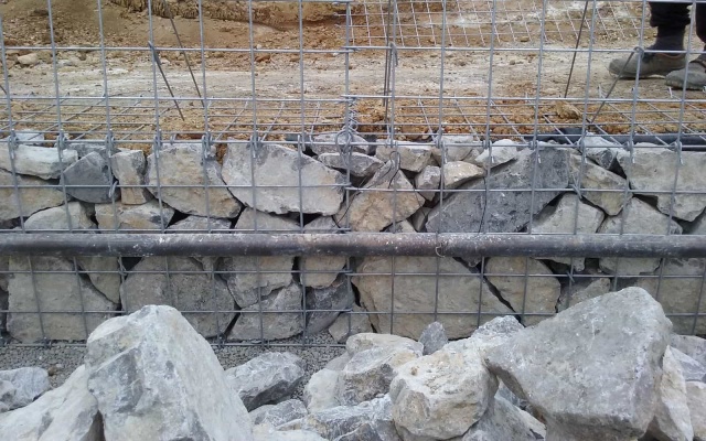 Řícmanice, mury oporowe do wyrównania terenu na stoku