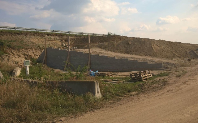 Wzmocniona ściana przy podporze mostu na autostradzie D1 Senec – Blatné, skrzyżowanie Blatné