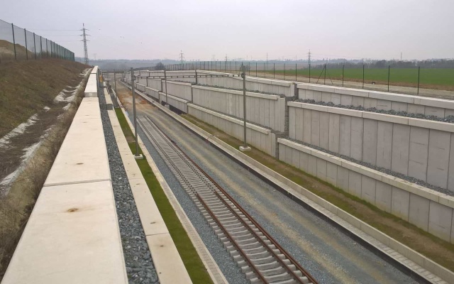 Budowa wzmocnionych murów oporowych w ramach modernizacji linii kolejowej Rokycany–Pilzno