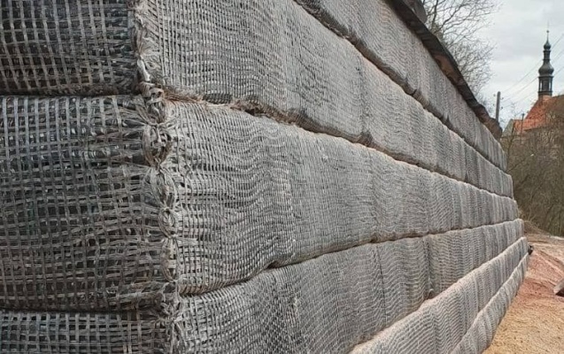 Realizacja zjazd na stromym terenie w Kadan