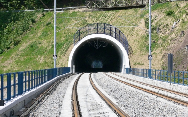 Wzmocnienie stoków portalu wyjazdowego tunelu Hněvkov II