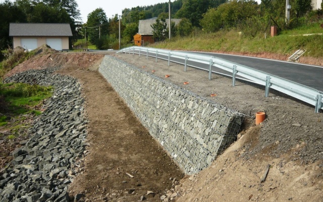 Naprawa osuwiska w miejscowości Chuchelna koło Semil za pomocą modułowego systemu oporowego