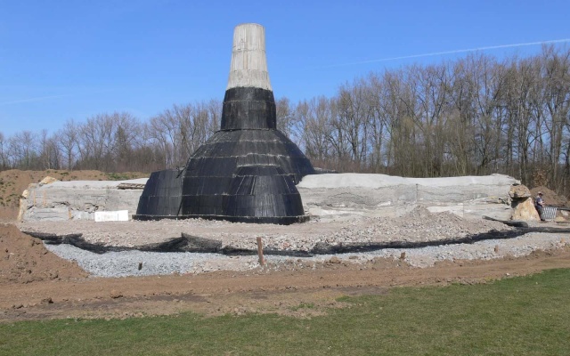 Wzmocnione ziemne ciało z wewnętrzną sztuczną jaskinią koło Ołomuńca