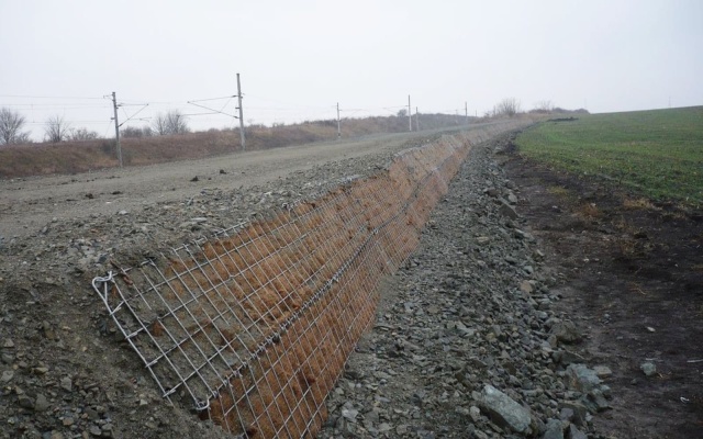 Ochronny wał przeciwpowodziowy na linii kolejowej Zaječí–Šakvice