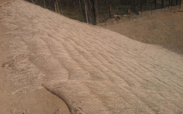 Rozszerzenie nasypu drogi dojazdowej na przedmieściach Vyškova