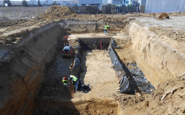 Zabezpieczenie i ochrona przeciwerozyjna zboczy zbiornika retencyjnego w parku przemysłowym w Koszycach