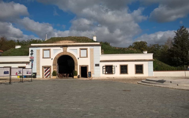 Wzmocnione i zbrojone zbocza przy Písecké bráně w Pradze