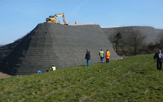 Ochronny wał ziemny z gruntu zbrojonego niedaleko Března koło Chomutova