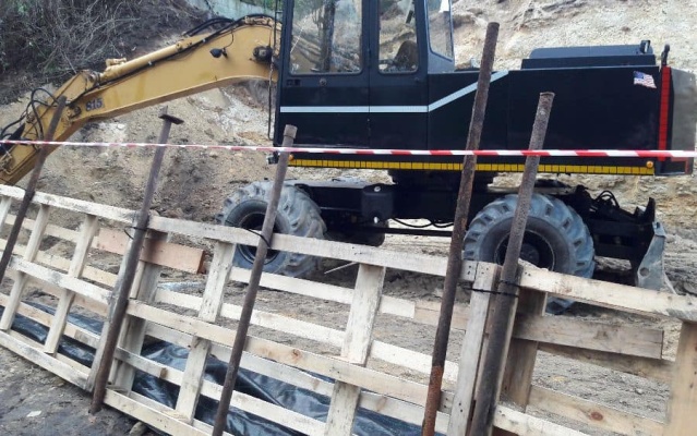 Slaný, strome zbocze na granicy działki