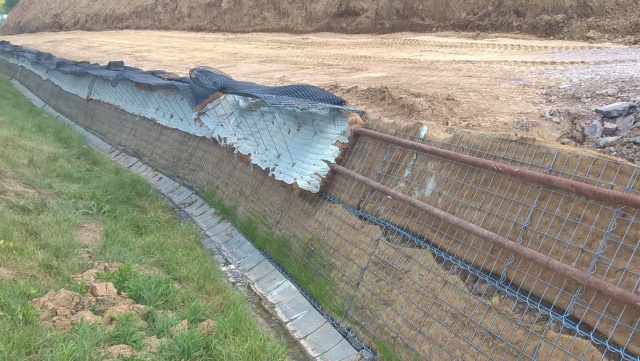 Terminál na R1 - Beladice, strome zbocze z gruntu zbrojonego