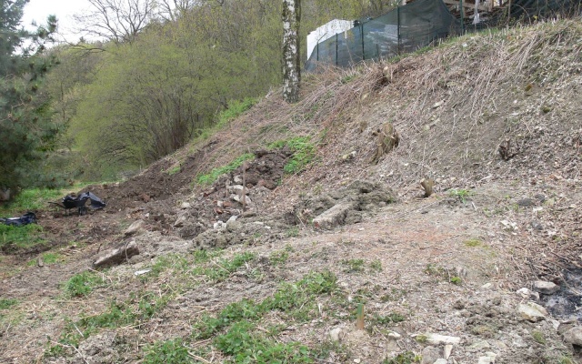 Rozszerzenie placu manewrowego w Dolanech koło Kladna za pomocą wzmocnionego stromego zbocza