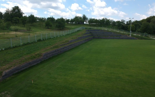 Sanacja muru oporowego na boisku piłkarskim w Dolním Němčí