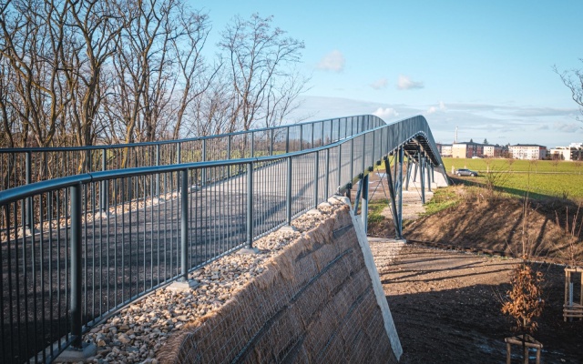Zbocza kładki dla pieszych i rowerzystów nad linią kolejową w Pradze‑Čakovicích