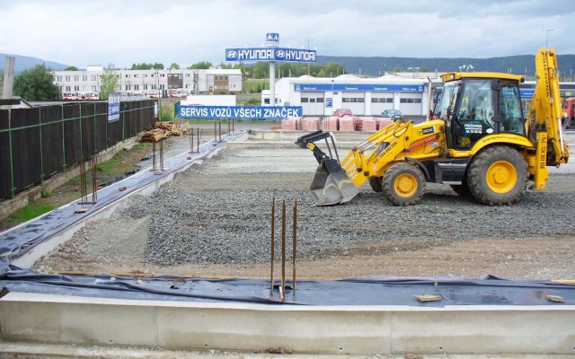 Posadowienie hali na terenie podmokłym z wykorzystaniem platformy rozkładającej z geosiatkami Tensar