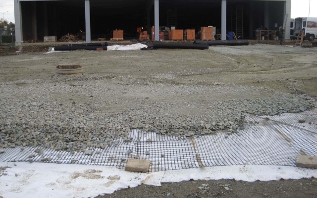 Wzmocnienie warstw podbudowy pod parkingiem w Koszycach