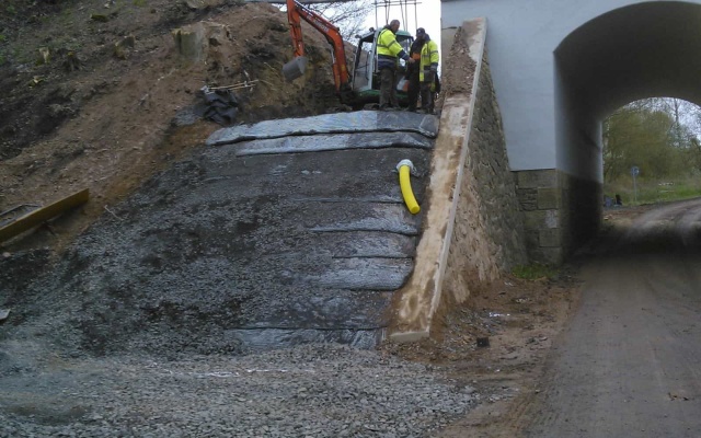 Wzmocnienie nasypów nad konstrukcją mostową na linii Planá – Cheb