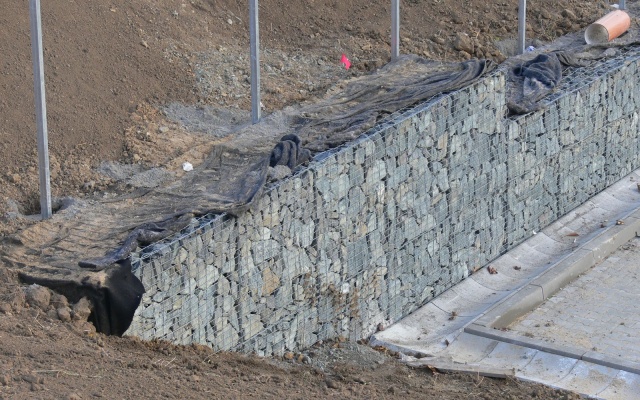 Gabionowy mur na terenie firmy Mercedes w Brnie