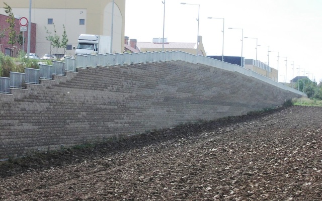 Mur oporowy centrum handlowego Olympia w Pilźnie