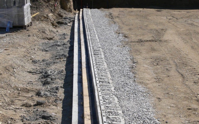 Wzmocniona ściana przy podporze mostu na autostradzie D1 Senec – Blatné, skrzyżowanie Blatné