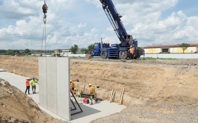 Ściana oporowa z gruntu zbrojonego z licem z wielkoformatowych paneli na linii kolejowej we Vlkově u Tišnova