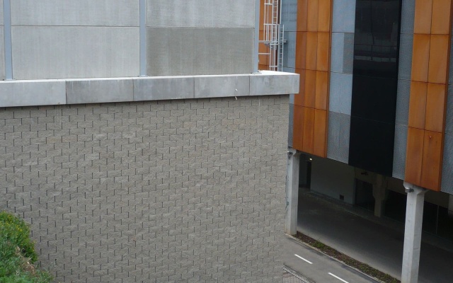 Mur oporowy na terenie centrum handlowego w Igławie