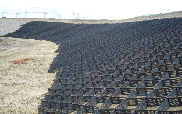 Ochrona skarp zbiornika sedymentacyjnego cukrowni w Dobrovicach za pomocą geokomórek