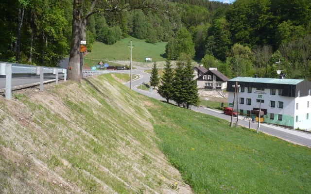 Kokosowe maty jako przeciwerozyjna ochrona skarp podczas rekonstrukcji drogi w Žacléřu