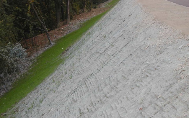 Ochrona skarp nasypu drogowego przed erozją w okolicach Sverepca