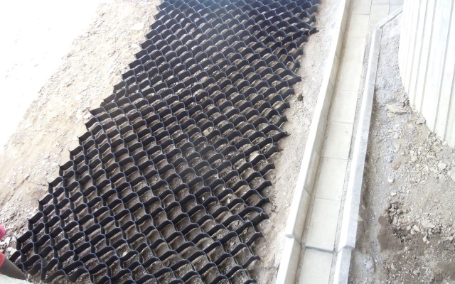 Ochrona skarp rowu odwadniającego przed erozją w Popradzie