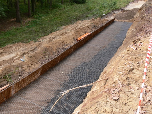 Troskovice, Droga III/28115, strome zbocze z gruntu zbrojonego