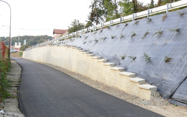 Mury oporowe w systemie Tensartech TW1 i zbrojone strome skarpy w Bučovicach