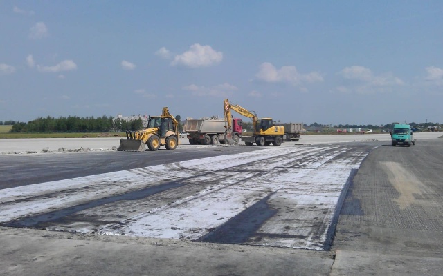 Zwiększenie trwałości warstw bitumicznych na pasach startowych lotniska w Pradze