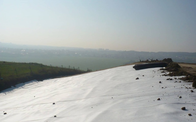 Drenażowy system i wzmocnienie warstwy rekultywacyjnej na składowisku w Pradze-Ďáblicach