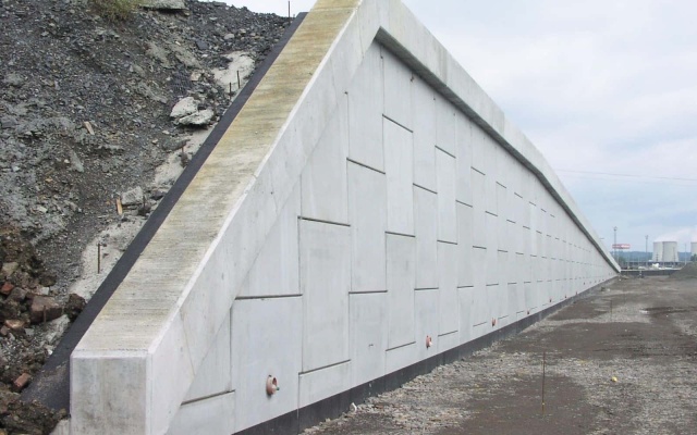 Mur oporowy z wielkoformatowych paneli na autostradzie D47 w Ostrawie (rampa 8 węzła Rudná)