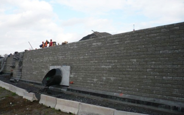 Mur oporowy z systemu Tensartech TW1 na drodze I/48 Rychaltice – Frýdek-Místek