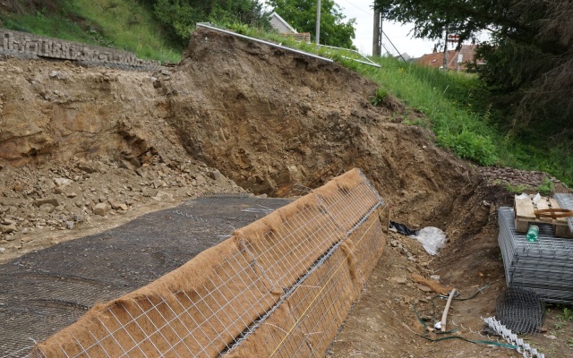 Jemnice, zbrojony nasyp pod drogą