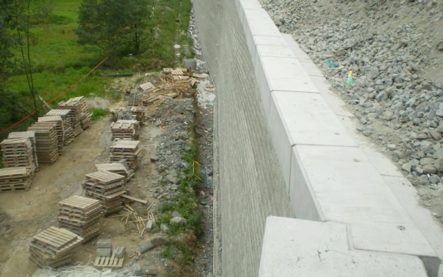 Mur oporowy z systemu Tensartech TW1 na korytarzu kolejowym Votice – Benešov