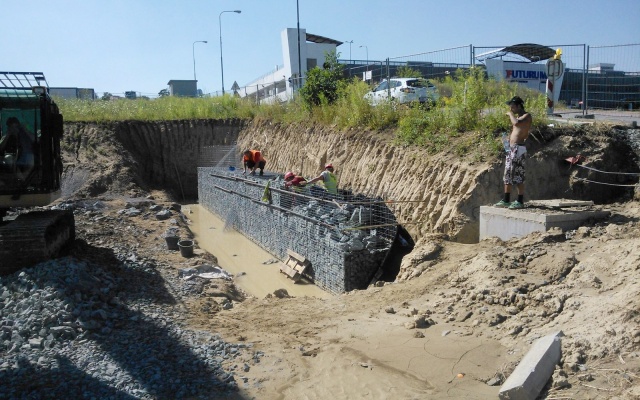 Gabionowy mur na terenie firmy Mercedes w Brnie