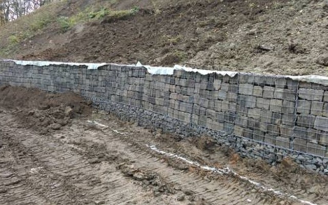 Gabionowy mur oporowy przy pałacyku Barca w Koszycach