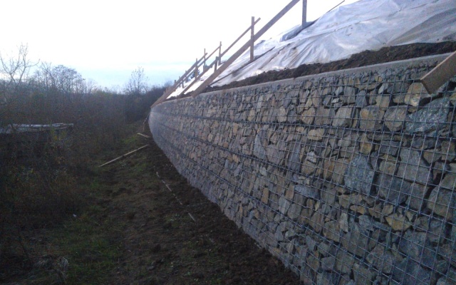 Lelekovice, nadbudowa muru